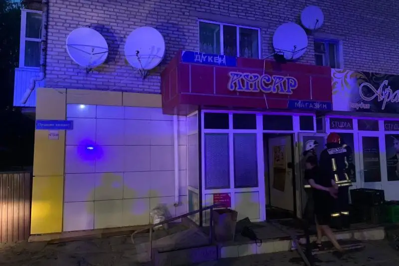 Kókshetaýda órtengen kópqabatty úıden 27 adam evakýatsııalandy