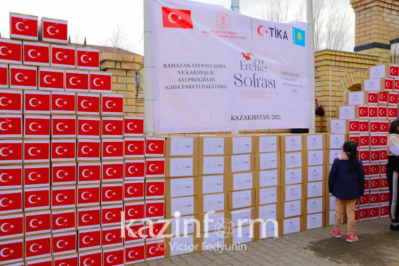 Ulylar dastarhany: TIKA agenttigi qazaqstandyqtarǵa myńnan astam azyq-túlik qorabyn taratty