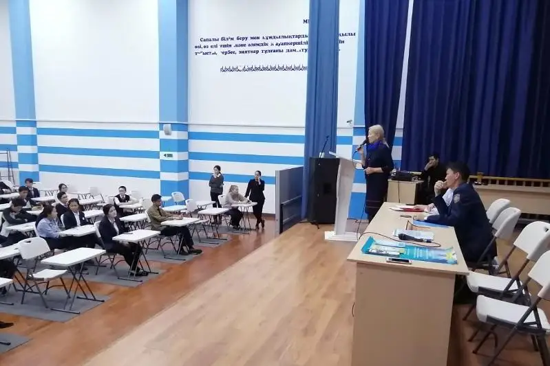 Shymkenttik polıtseıler Nazarbaev zııatkerlik mektebiniń oqýshylarymen kezdesti