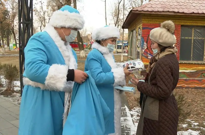 Полицейские  Дед Мороз и Снегурочка раздали маски жителям Туркестана