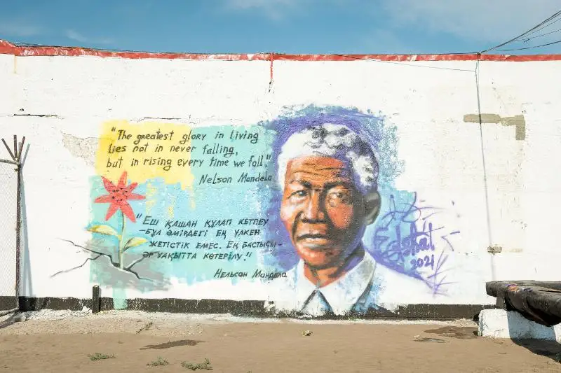 Abaqty qabyrǵasynda Nelson Mandelanyń sýreti paıda boldy