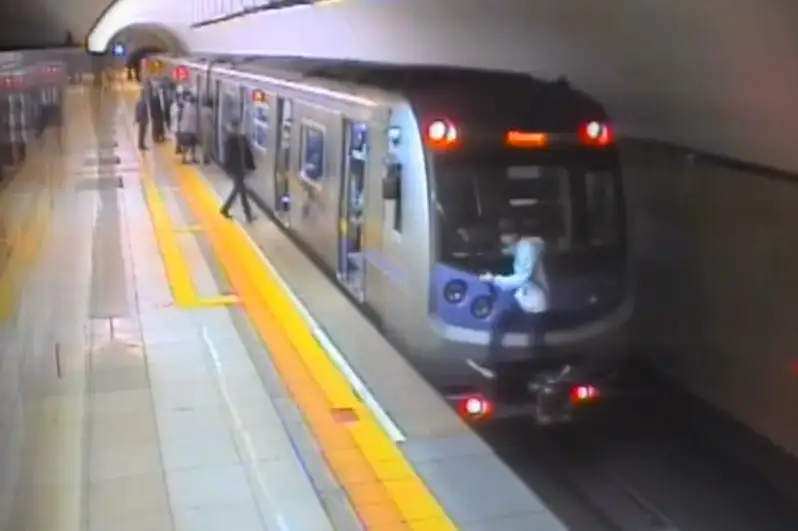 Almatyda  metronynyń artyna jabysyp alǵan bloger ustaldy