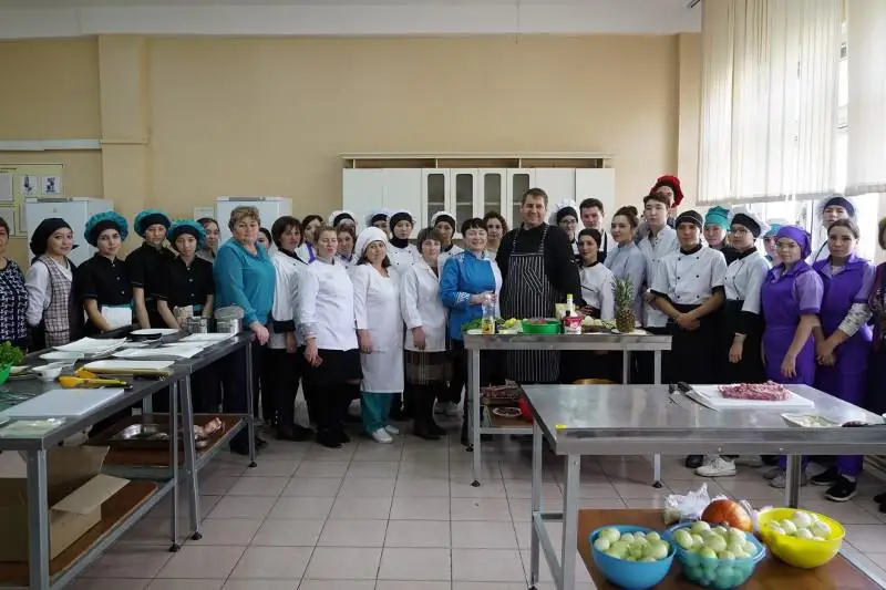 Tanymal aspaz kókshetaýlyqtarǵa ulttyq taǵam daıyndaýdy úıretti
