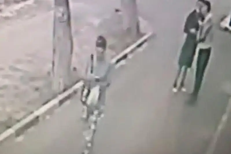 Elordanyń eki turǵyny kóshede áıelderdiń alqalaryn julyp áketip otyrǵan