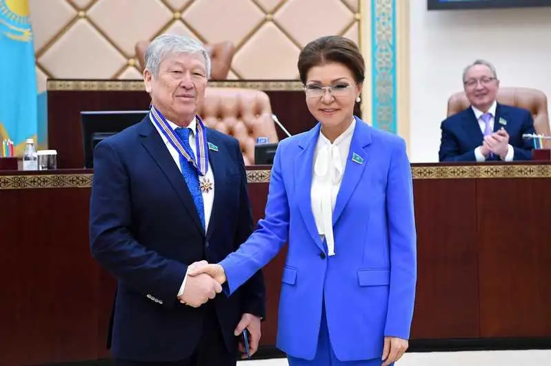 Senat depýtattaryna memlekettik nagradalar tapsyryldy
