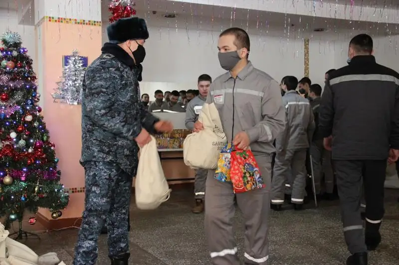 КУИС подарил осужденным детям и женщинам брендовые куртки, спортивные костюмы и зимнюю обувь