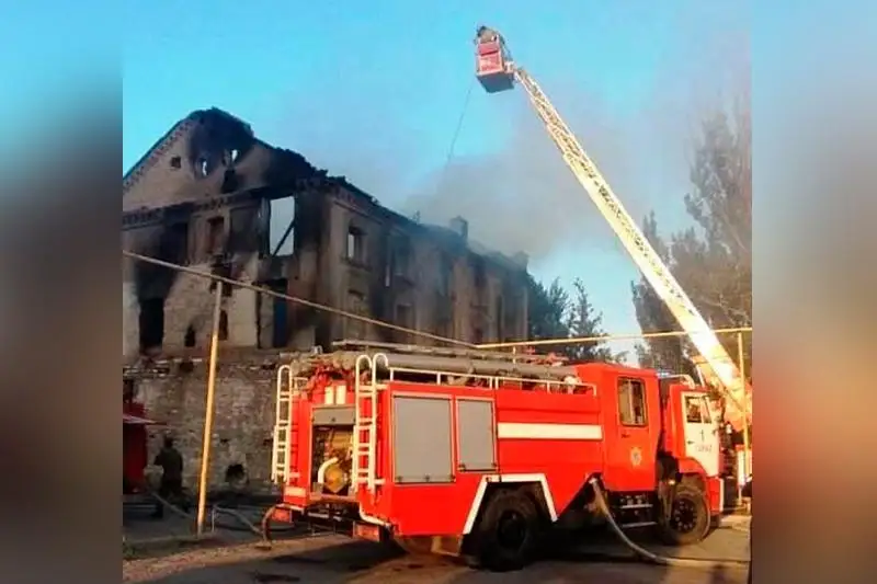 Tarazda kópqabatty turǵyn úı órtendi