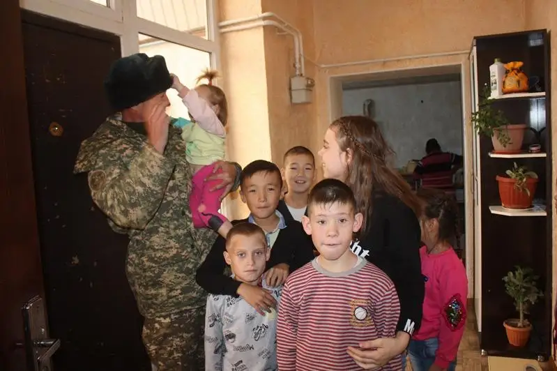Как живет семья жамбылского военнослужащего, взявшая на воспитание 6 детей