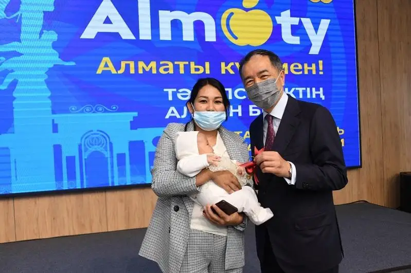 Almatynyń eki mıllıonynshy turǵyny Aıala Jambyldyń otbasy baspanaly boldy
