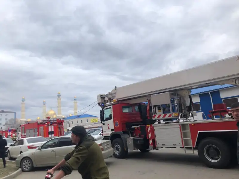 Kókshetaýda 9 qabatty turǵyn úıde órt shyǵyp,  25 adam evakýatsııalandy