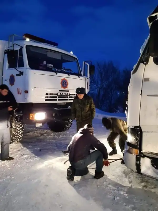 Shymkenttik qutqarýshylar «Almaty – Shymkent» jolyndaǵy jolaýshylarǵa kómektesti