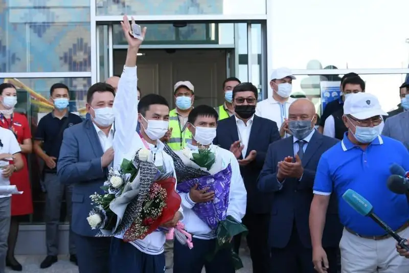 Olımpıada júldegeri Sáken Bıbosynovty jerlesteri qoshemetpen kútip alyp, kólik mingizdi