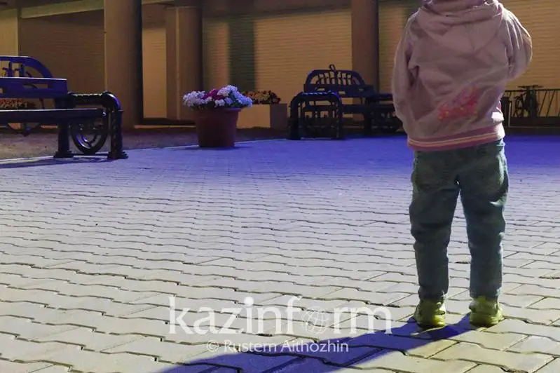 Qyzylordada kóshede adasyp ketken 4 jasar bala tabyldy