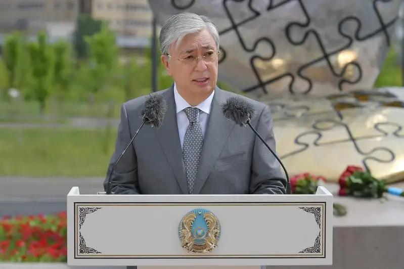 Prezıdent: Medıtsına qyzmetkerlerine tólemaqy úshin Úkimet qosymsha 71,5 mıllıard teńge bóledi