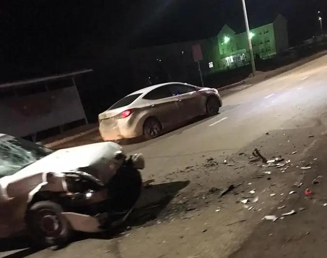 Atyraýda jeńil kólikpen soqtyǵysqan mototsıkl júrgizýshisi ajal qushty