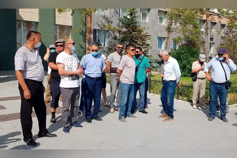 Aqtóbede kezekpen jer alyp, úı salǵan turǵyndar sý men jaryq tartyp berýdi surady