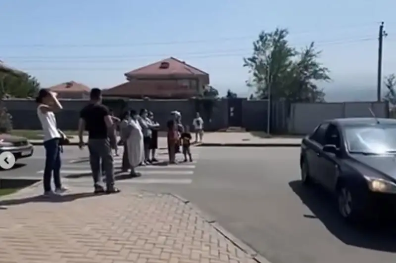 Алматылықтар жарықты өшіргені үшін жолды жауып тастады