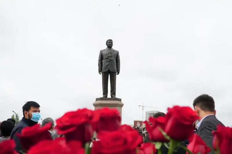Elordada Jaqsylyq Úshkempirovke eskertkish ashyldy