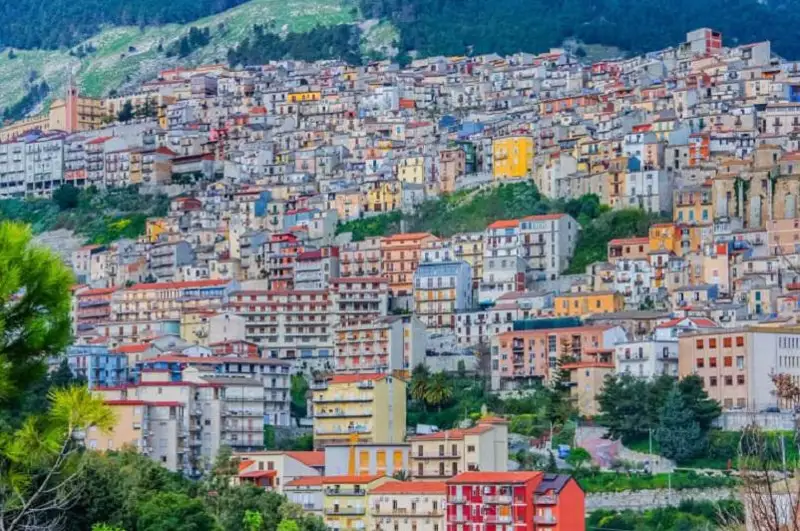Italııanyń Kammarata qalasynda úıler tegin beriledi