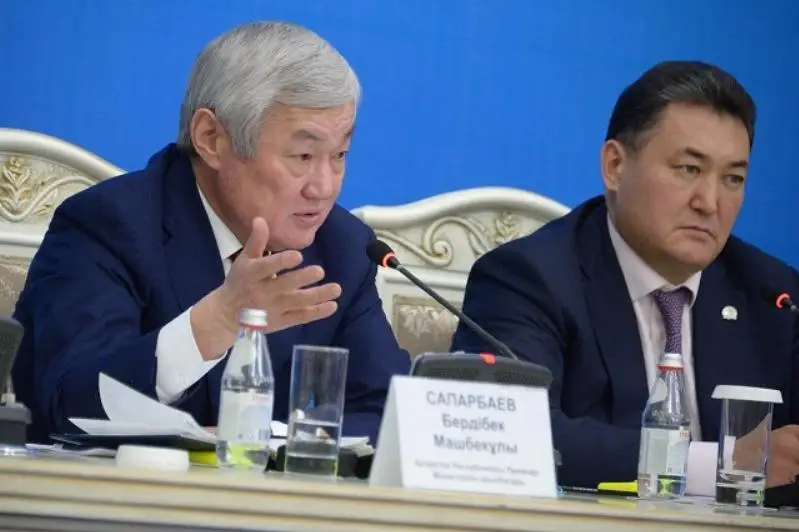 Úsh jylda elimiz medıtsınalyq kadrlarmen 100 paıyz qamtylady - Berdibek Saparbaev