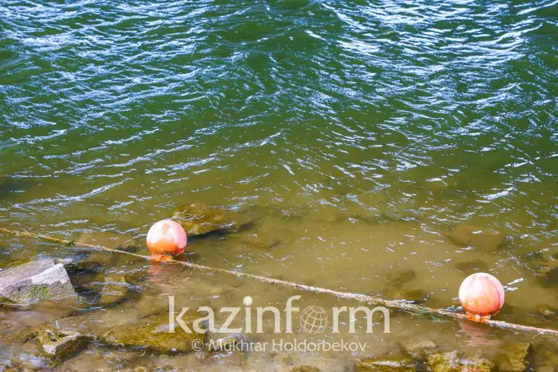 Aqtóbede Oıyl ózenindegi zańsyz salynǵan bógetter buzylyp jatyr