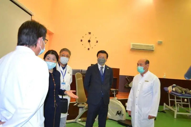 Densaýlyq saqtaý mınıstri astananyń jas neırohırýrgtarymen kezdesti