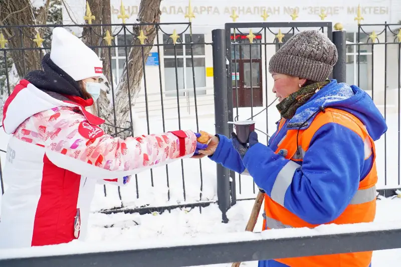 Elordada eriktiler kóshede ystyq shaı men baýyrsaq taratty