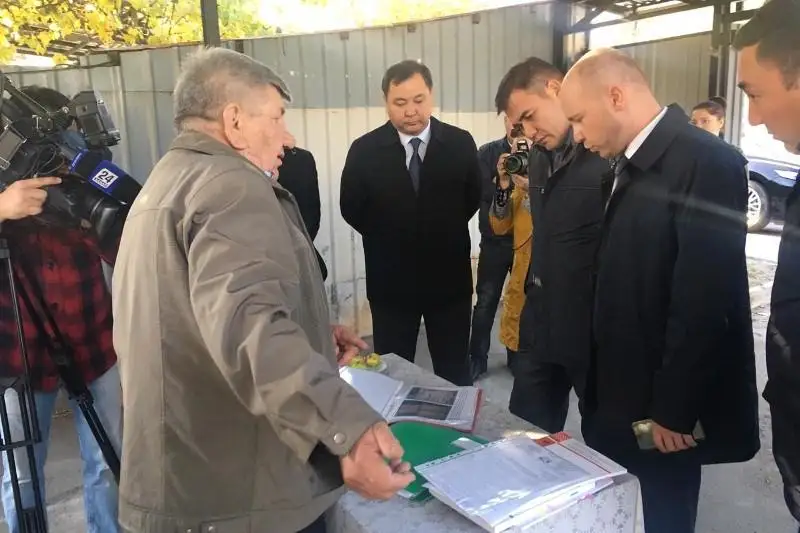Almatylyqtar aýany lastaǵan tıpografııany jabýdy ótindi