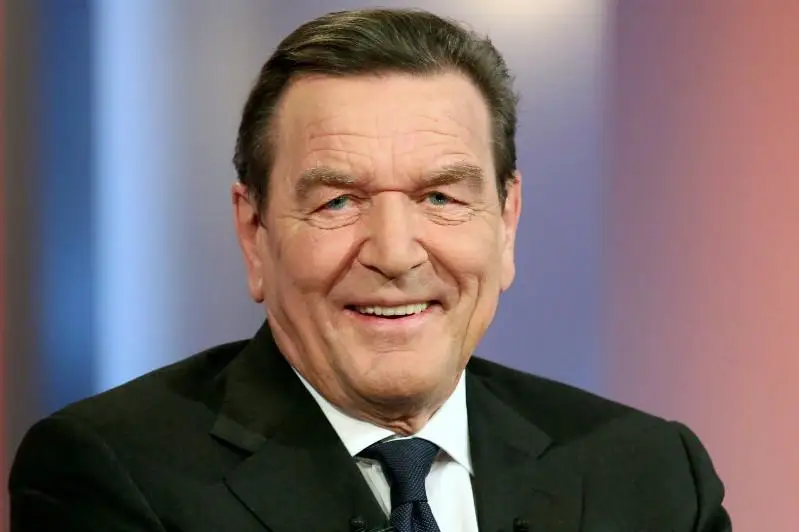 Gerhard Shreder: Nursultan Nazarbaev ázil aralastyryp sóılep otyratyn