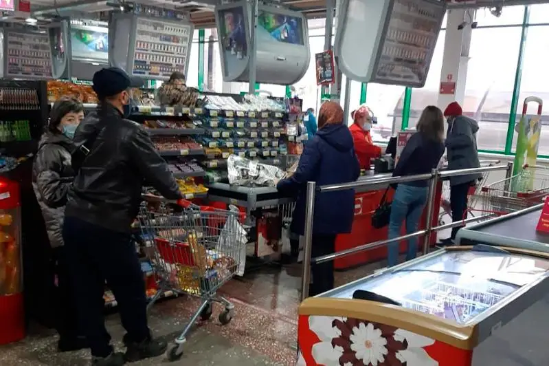 Petropavlda qoǵamdyq oryndarda maska taqqanmen, áleýmettik ara qashyqtyq saqtala bermeıdi - qoǵamdyq baqylaý toby