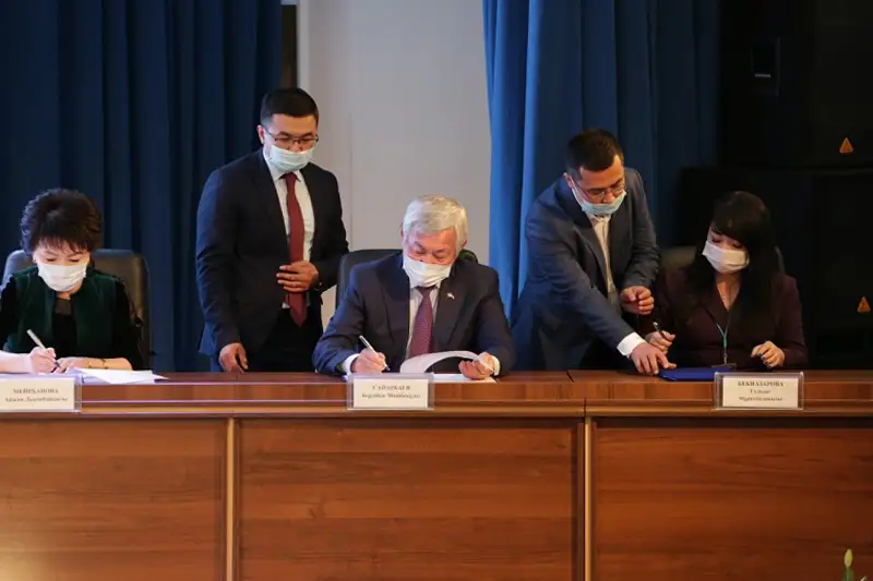 Berdibek Saparbaev tarazdyq 13 jasar  jetim balany qamqorlyǵyna aldy