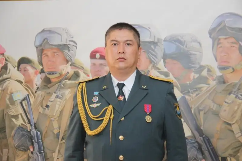 Көпірден секірген әйелді құтқарған оралдық әскери қызметші медальмен марапатталды