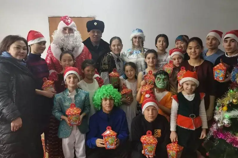 Полицейские Актобе поздравили с Новым годом семью с 19 приемными детьми