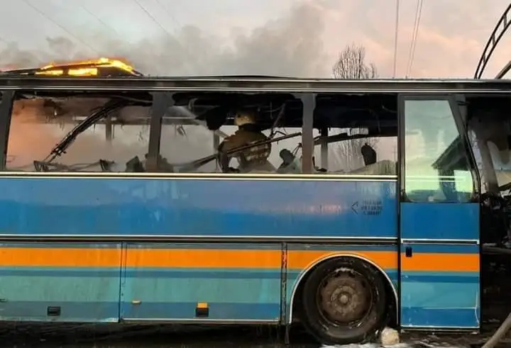 Atyraýda taǵy bir jolaýshylar avtobýsy janyp ketti
