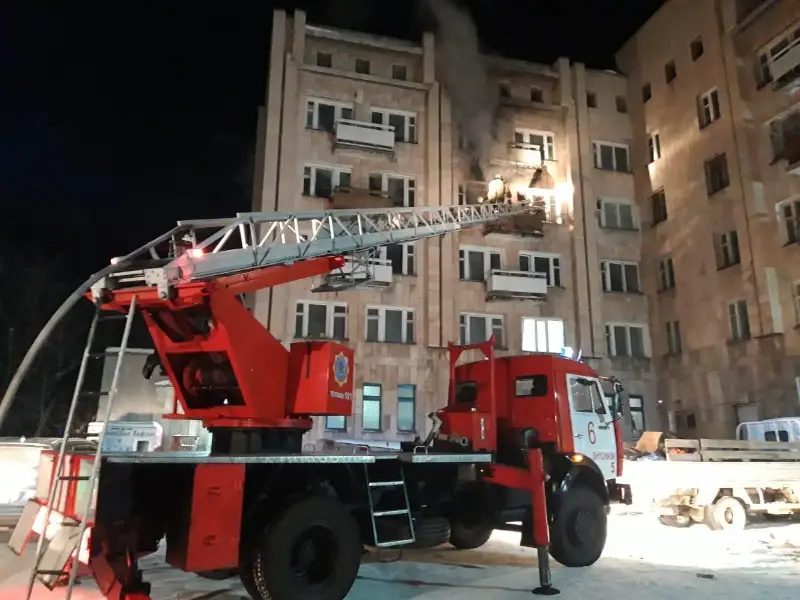 Şýchede qonaqúı órtenip, 1 adam qaza tapty, 50 adam evakýatsııalandy