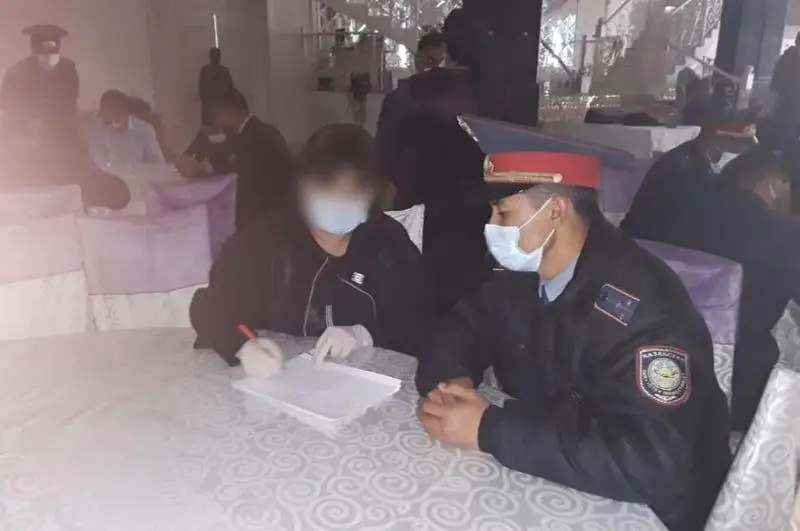 Túrkistanda polıtseıler meıramhanada ótip jatqan úılený toıyn tarqatty