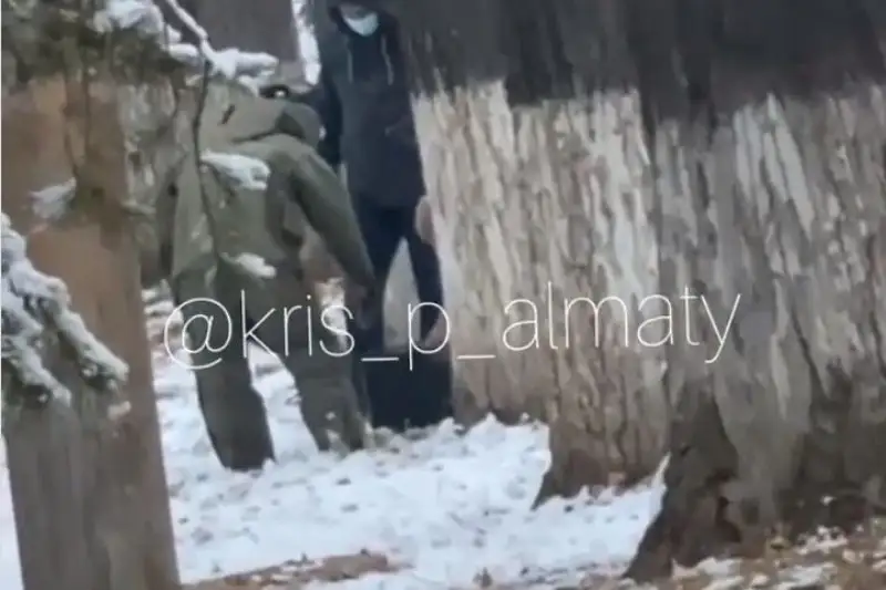 Almaty polıtsııasy kúdik týdyrǵan sómke úshin bir kósheni qorshaýǵa aldy