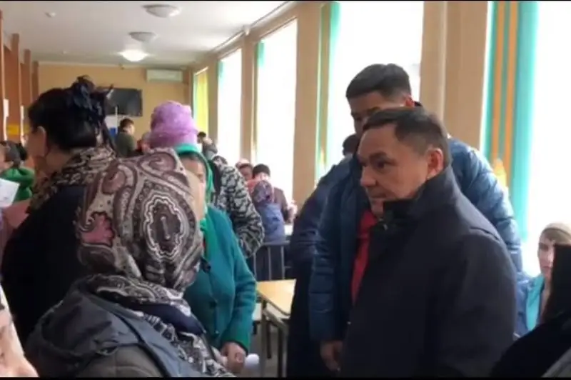 Kókshetaýdaǵy uzyn-sonar kezek: Ákim jaǵdaıdy baqylaýyna aldy