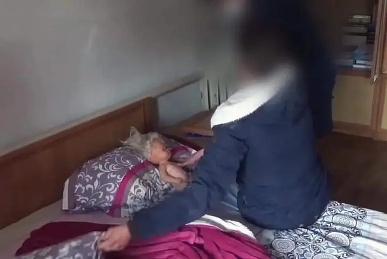2 jastaǵy balasyn óltirip, tońazytqyshta ustaǵan áıel májbúrli emdelýge jiberildi