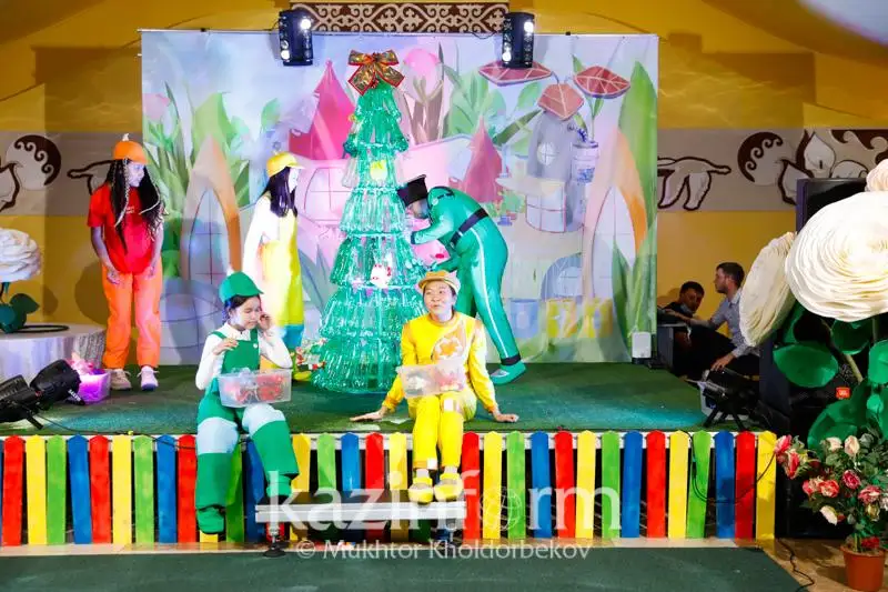 Elordada tuńǵysh ekologııalyq teatr ashyldy