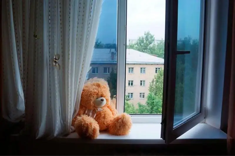Atyraýda jyl basynan beri 5 bala terezeden qulap, ekeýi qaıtys bolǵan