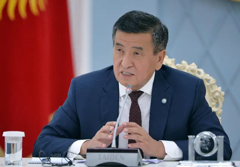 Qyrǵyzstan Prezıdenti saılaýǵa qatysqan barlyq 16 partııa basshysyn kezdesýge shaqyrdy