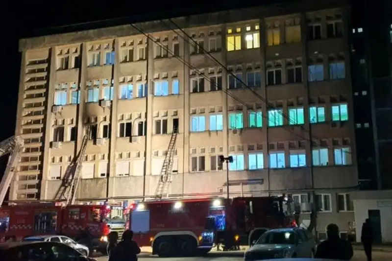 Rýmynııa aýrýhanasynda órt bolyp, koronavırýstan emdelip jatqan 10 adam kóz jumdy