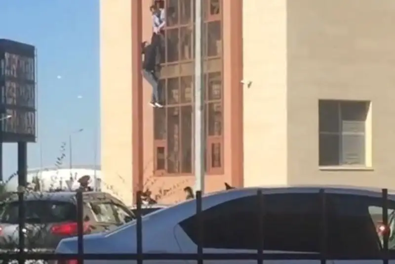 Елордада полиция ғимаратының терезесі арқылы қашпақ болған бұзақы ұсталып қалды