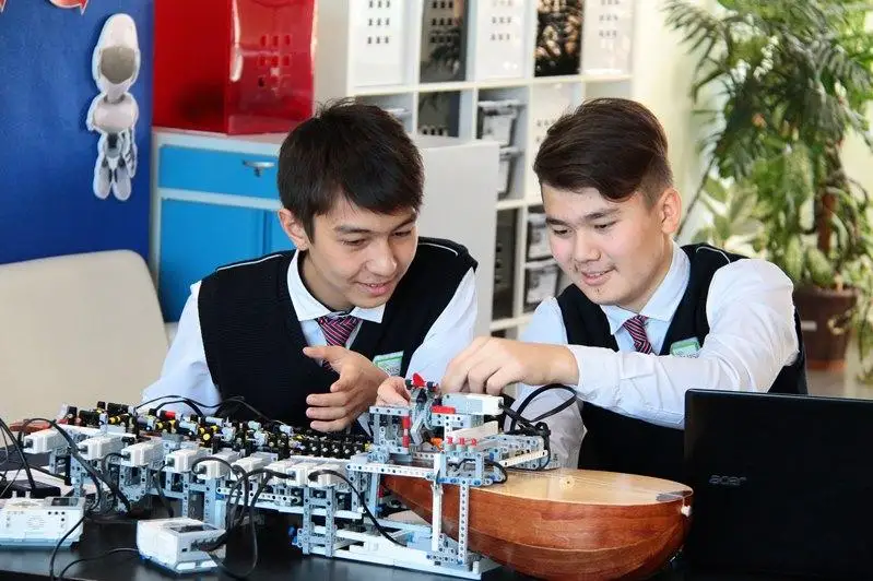 Semeılik  oqýshylar dombyrashy robot qurastyrdy