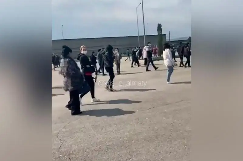 Almaty mańyndaǵy taǵy bir saýda ortalyǵyna «jarylǵysh zat» qoıyldy