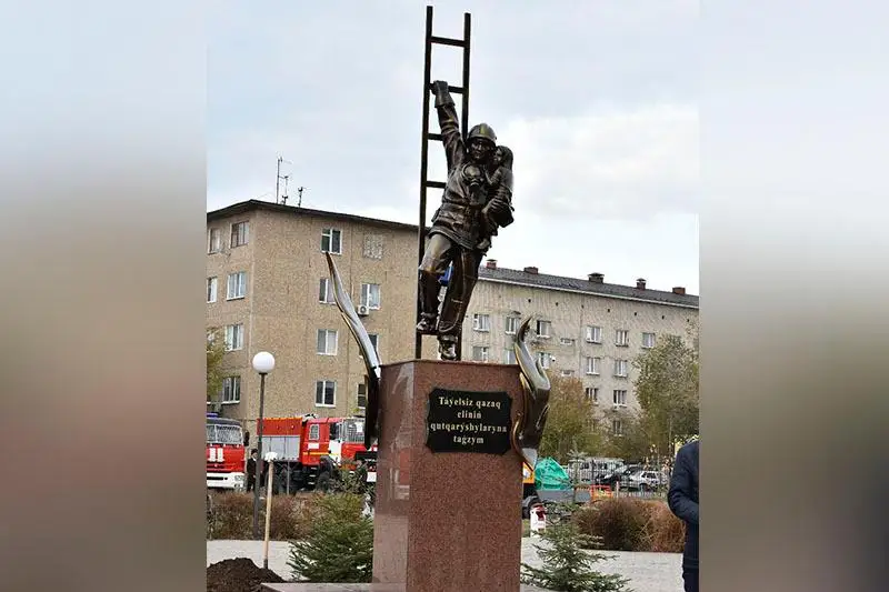 Aqtóbede qutqarýshylarǵa arnalǵan eskertkish boı kóterdi