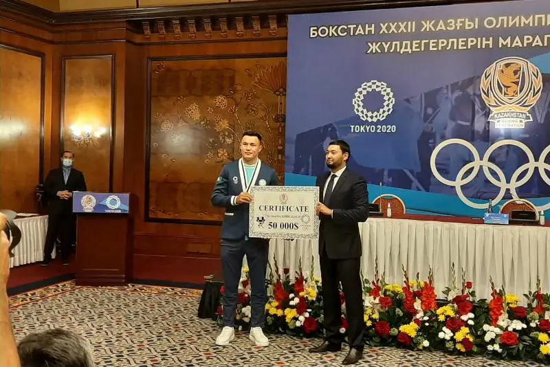 Almatyda bokstan Tokıo Olımpıadasynyń júldegerlerine syıaqy berildi