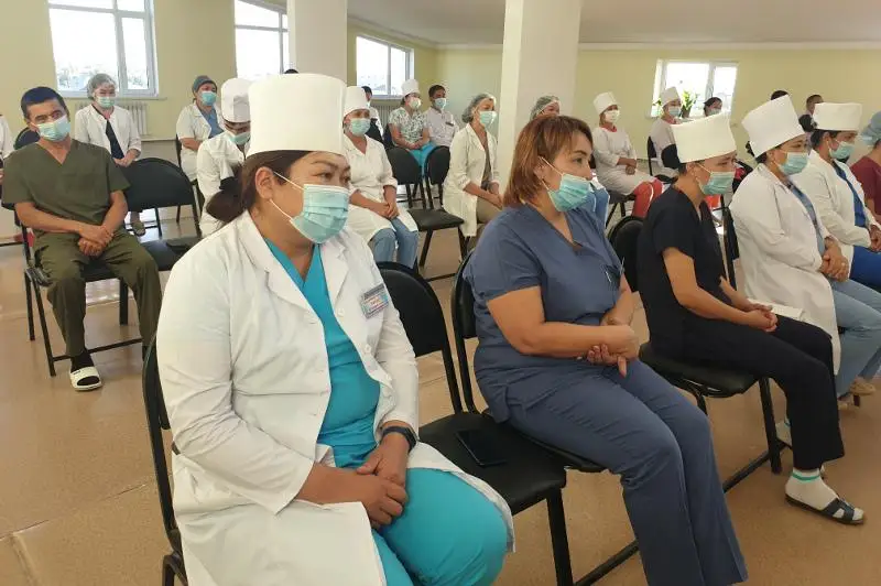 Túrkistandyq medıtsına qyzmetkerleri «Aqjol» partııasynyń tósbelgisimen marapattaldy