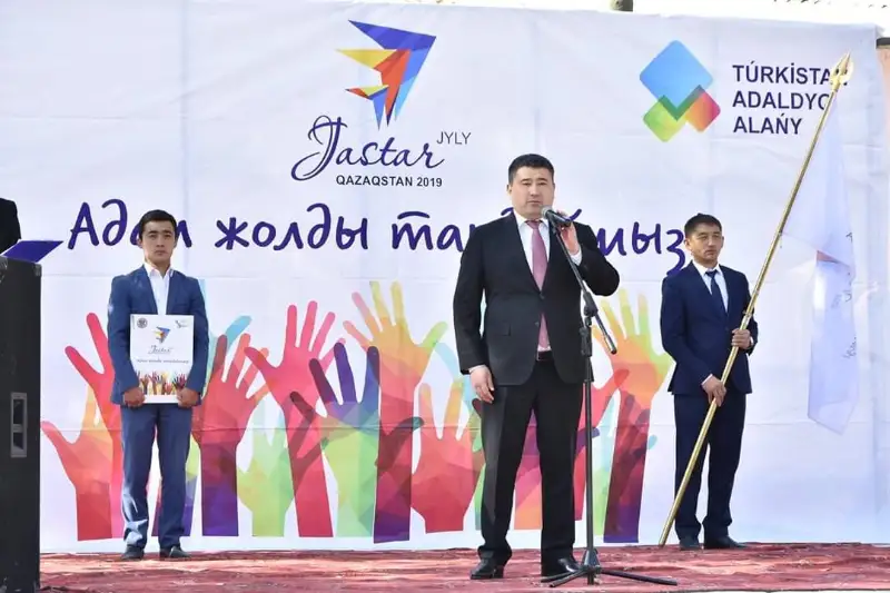 «Adal joldy tańdaımyz» marafony: Saryaǵashtyqtar estafetany qazyǵurttyqtarǵa tabystady